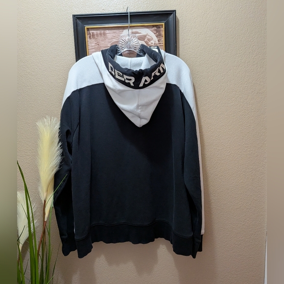Under Armour Tops - Under Armour 2XL Black and White Hoodie EUC